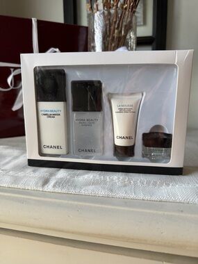 CHANEL Hydra Beauty Mini Skincare Set in White and Black